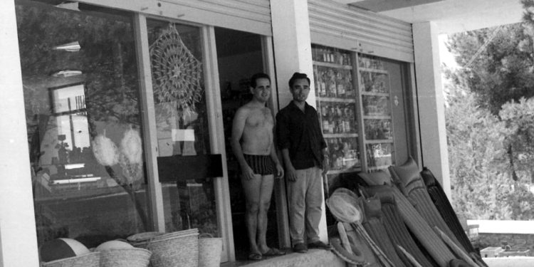 Xicu Ramón, en bañador, en la puerta de primera tienda de la Sirena en 1964