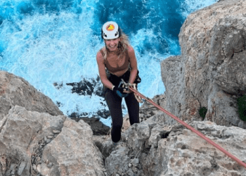 Lily James haciendo escalada en Ibiza. Créditos Lily James Instagram