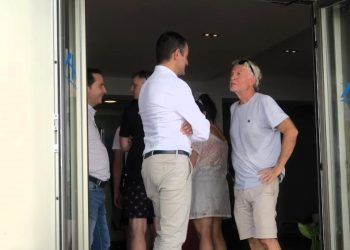 Marcos Serra y Toni Roig departen en la entrada de un establecimiento turístico de Sant Antoni