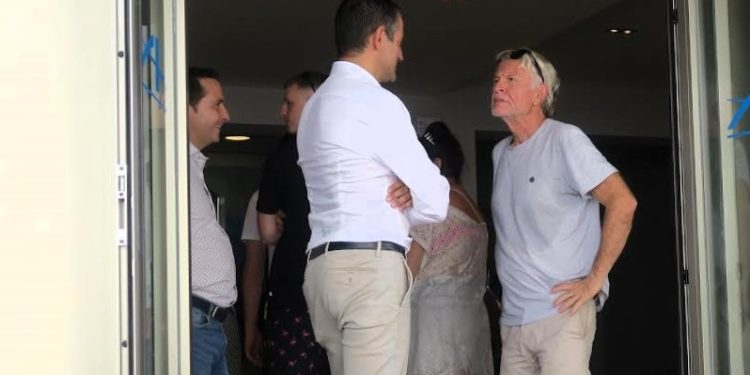 Marcos Serra y Toni Roig departen en la entrada de un establecimiento turístico de Sant Antoni