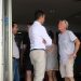 Marcos Serra y Toni Roig departen en la entrada de un establecimiento turístico de Sant Antoni