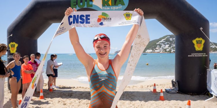 Marta Bonet, becada para triatlón.