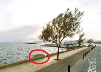 Punto de la caída de la joven desde el paseo marítimo a las rocas en la zona de Can Pastilla, junto a PuroBeach. Imagen Google Maps