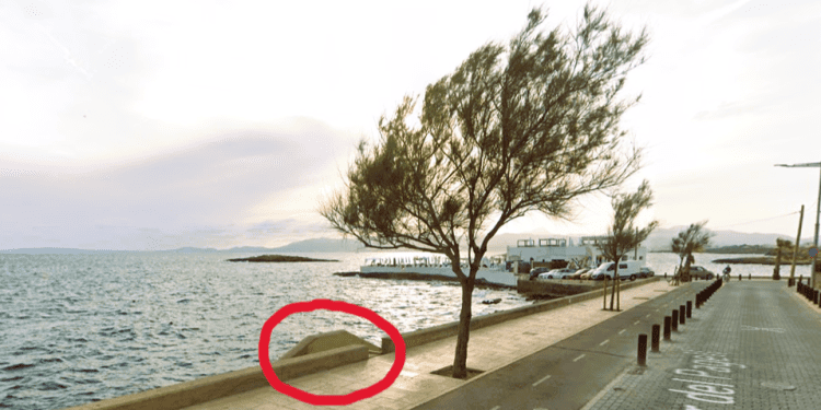 Punto de la caída de la joven desde el paseo marítimo a las rocas en la zona de Can Pastilla, junto a PuroBeach. Imagen Google Maps