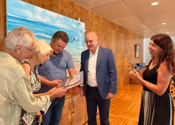 Gerry Clark y Elaine Clark, a la izquierda de la foto, observan la cerámica de Toniet que el Consell ha entregado a su hijo, el poeta Ben Clark a modo de homenaje. Vicent Marí y Sara Ramón observan la escena.