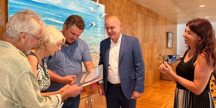 Gerry Clark y Elaine Clark, a la izquierda de la foto, observan la cerámica de Toniet que el Consell ha entregado a su hijo, el poeta Ben Clark a modo de homenaje. Vicent Marí y Sara Ramón observan la escena.