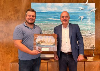 Ben Clark, en el Consell de Ibiza junto al presidente Vicent Marí durante una recepción al poeta tras recibir el Premio Nacional de la Crítica.