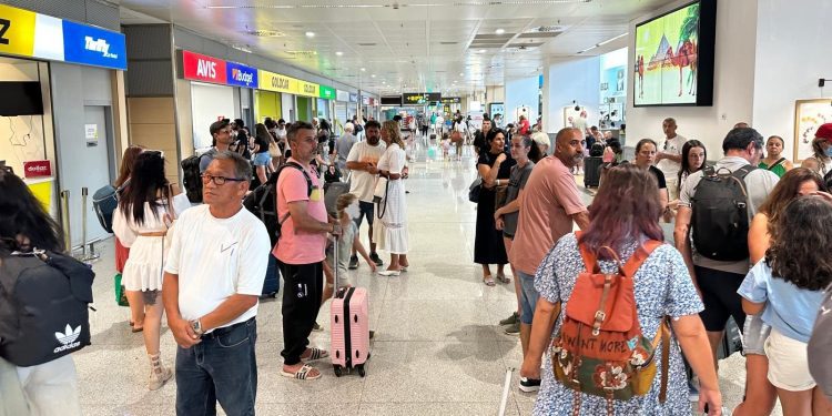 Turistas en el aeropuerto de Ibiza, en una imagen de archivo.