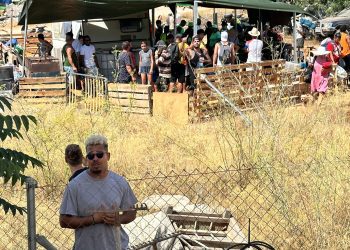 Un portavoz de los desalojados momentos antes del desahucio masivo de Can Rova el pasado 31 de julio.