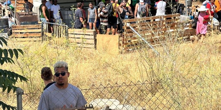 Un portavoz de los desalojados momentos antes del desahucio masivo de Can Rova el pasado 31 de julio.