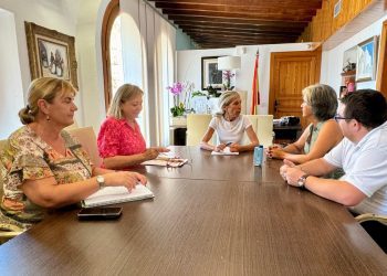 La alcaldesa junto a los representantes de la Agrupación Siesta