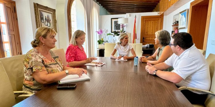 La alcaldesa junto a los representantes de la Agrupación Siesta