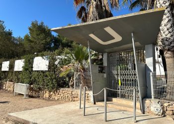 Discoteca Underground de Sant Rafel con el precinto en la entrada esta mañana. Fotos L. F. A. Noudiari