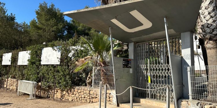 Discoteca Underground de Sant Rafel con el precinto en la entrada esta mañana. Fotos L. F. A. Noudiari