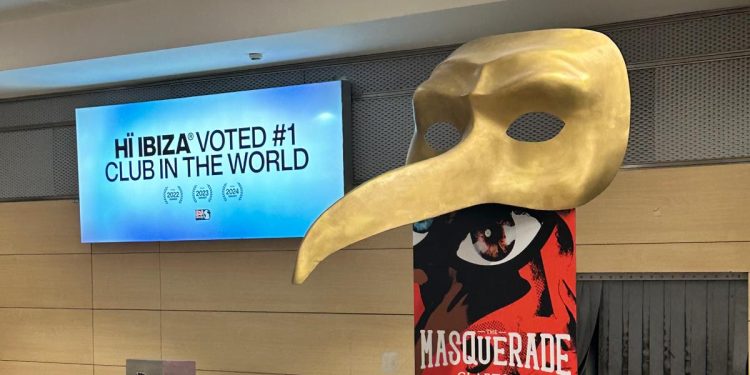 Publicidad de discotecas en la zona de recogida de equipajes.