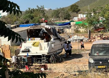 Un barco a modo de vivienda en mitad del asentamiento de Can Rova antes del desalojo.