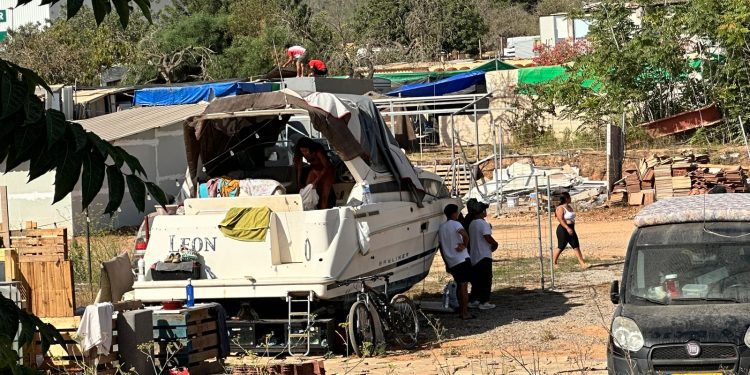 Un barco a modo de vivienda en mitad del asentamiento de Can Rova antes del desalojo.