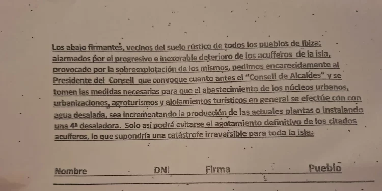 Texto que acompaña a la petición de firmas para salvar los acuíferos de la isla de Ibiza. Foto Noudiari