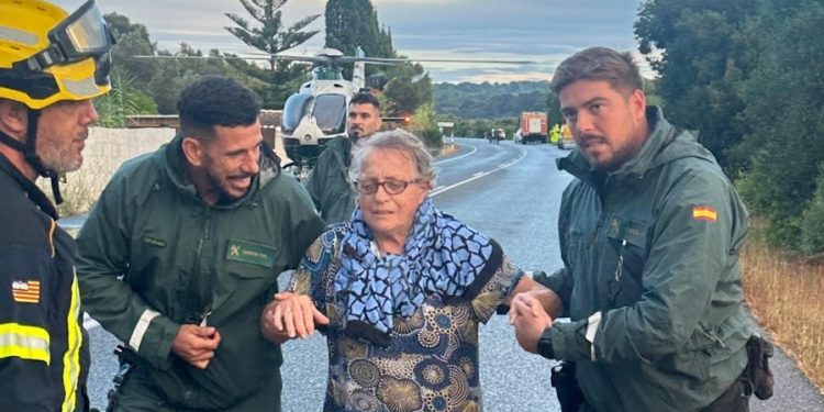 Una mujer tras ser rescatada por los servicios de la Guardia Civil.