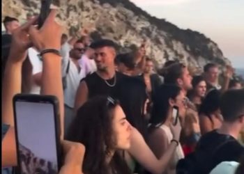 Participantes en la fiesta del dj Duplo en el Mirador de Es Vedrà en junio.