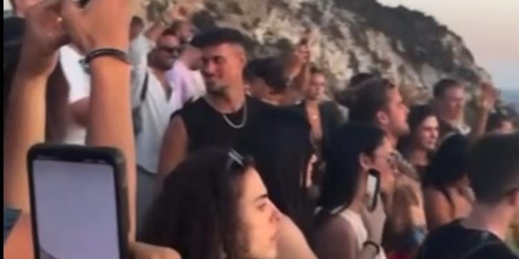 Participantes en la fiesta del dj Duplo en el Mirador de Es Vedrà en junio.