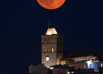 La luna llena del Esturión sobre la catedral de Ibiza, en una imagen de Paco Natera.