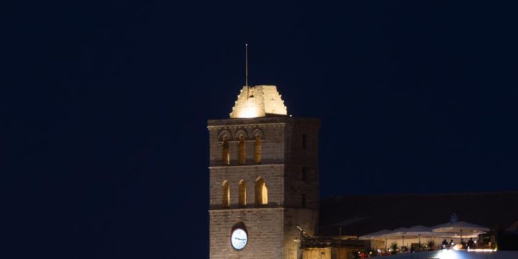 La luna llena del Esturión sobre la catedral de Ibiza, en una imagen de Paco Natera.