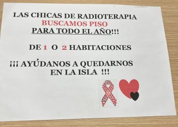 Un cartel que se podía ver en los mostradores de radioterapia con un llamamiento del personal que necesitaba una vivienda. Imagen B.C. cedida