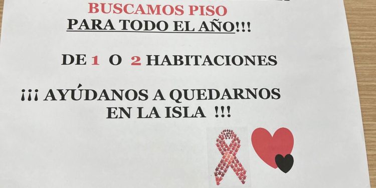Un cartel que se podía ver en los mostradores de radioterapia con un llamamiento del personal que necesitaba una vivienda. Imagen B.C. cedida