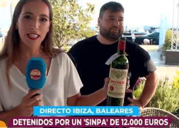En la imagen, la reportera de Antena 3 sujeta la botella de 8.000 euros que pidieron los estafadores.