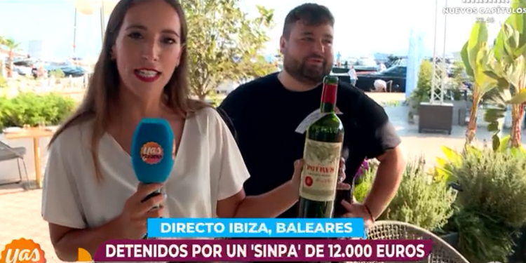 En la imagen, la reportera de Antena 3 sujeta la botella de 8.000 euros que pidieron los estafadores.