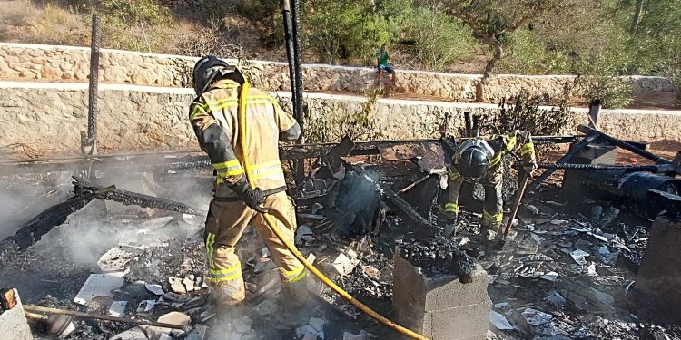 Imagen del estado en el que ha quedado el bungalow. FOTOS: @Bombersdeivissa