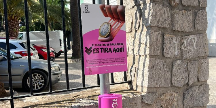 Una de las papeleras para chicles que forman parte de la iniciativa. Foto: Ayuntamiento de Ibiza