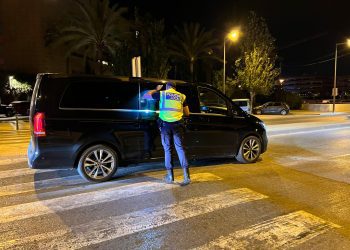 Control de taxis pirata en las inmediaciones de Pachá Ibiza.