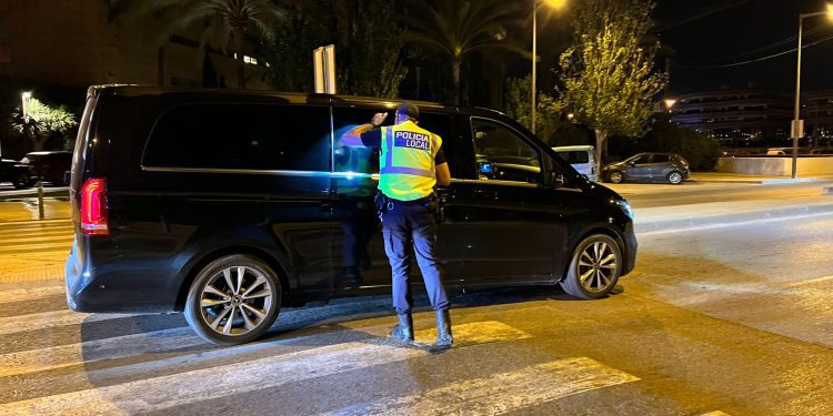 Control de taxis pirata en las inmediaciones de Pachá Ibiza.