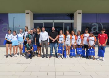 Los deportistas con las autoridades tras la recepción. Fotos: Ayuntamiento de Sant Antoni