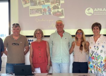 Imagen de la asamblea con la directiva de Apaac