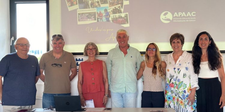 Imagen de la asamblea con la directiva de Apaac