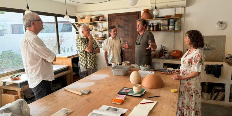 Visita al estudio que alberga las actividades de la Asociación Cultural Anneliese Witt – Rafael Tur Costa en la casa que ambos compartían.