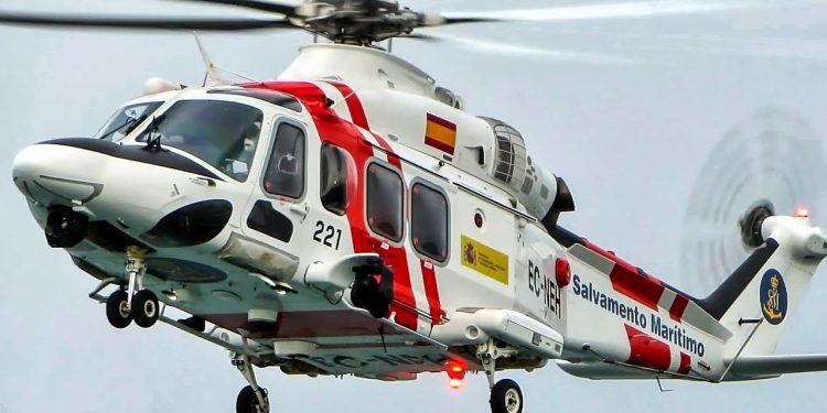 Imagen de archivo del helicóptero de Salvamento Marítimo, Helimer 221. Foto: Salvamento Marítimo