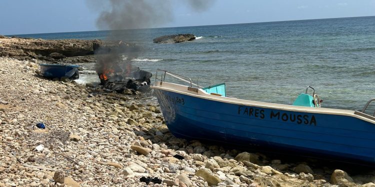 Incendio de una patera. Fotos: Consell de Formentera
