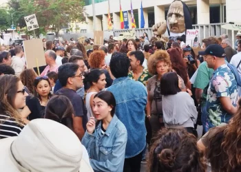 Manifestación ante el Consell de Eivissa en contra dl modelo turístico de la isla.