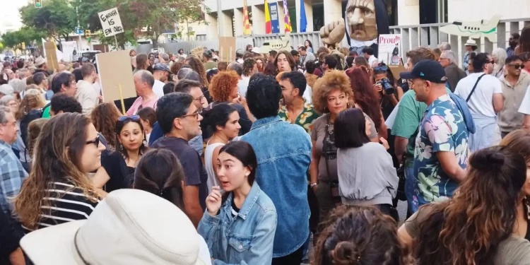 Manifestación ante el Consell de Eivissa en contra dl modelo turístico de la isla.