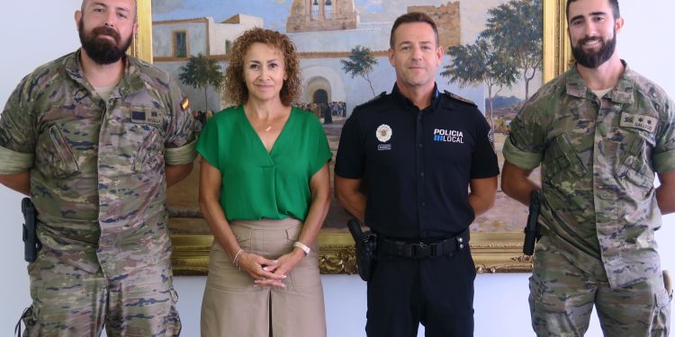 Mateu y Ponce junto al teniente Guillermo Gallego y al sargento Christian Sevilla. Foto: Ayuntamiento de Sant Antoni