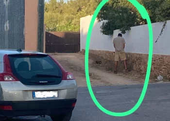 Un hombre orinando en el muro de un vecino de la zona del 528.