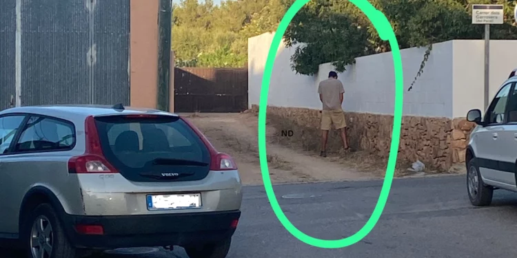 Un hombre orinando en el muro de un vecino de la zona del 528.