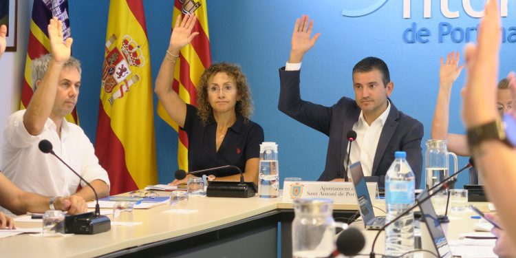 Votación en el pleno celebrado hoy. Foto: Ayuntamiento de Sant Antoni