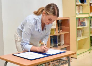 Prohens firma, ayer, el acuerdo de la Mesa Sectorial de Educación. Foto: Govern balear
