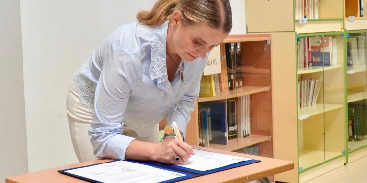 Prohens firma, ayer, el acuerdo de la Mesa Sectorial de Educación. Foto: Govern balear
