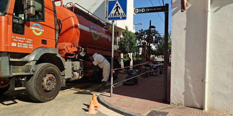 Trabajos de reparación, en la calle Teniente Coronel Costa Ribas. Fotos: Noudiari